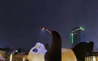 以科技为主题的雕塑 熊猫不锈钢雕塑—当国宝遇见现代艺术，萌趣与科技感的完美碰撞！
